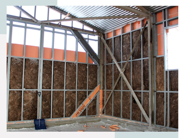 Утепленные ангары в октябрьском